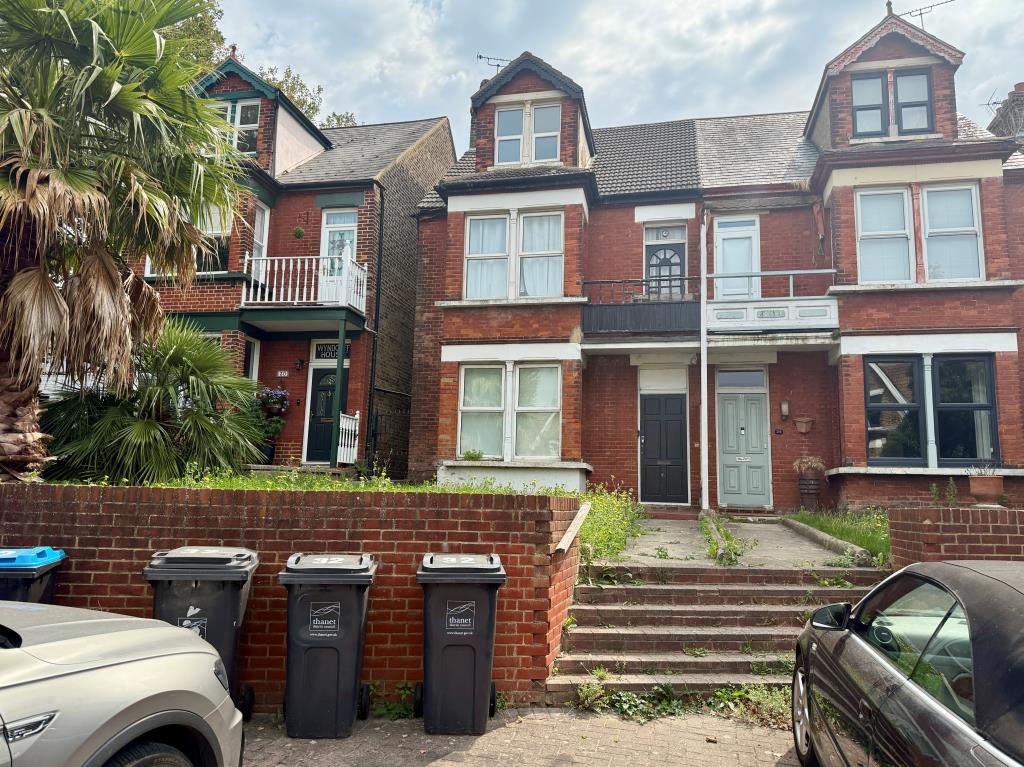 Lot: 154 - SEVEN-BEDROOM HOUSE OF MULTIPLE OCCUPATION - Semi-detached property